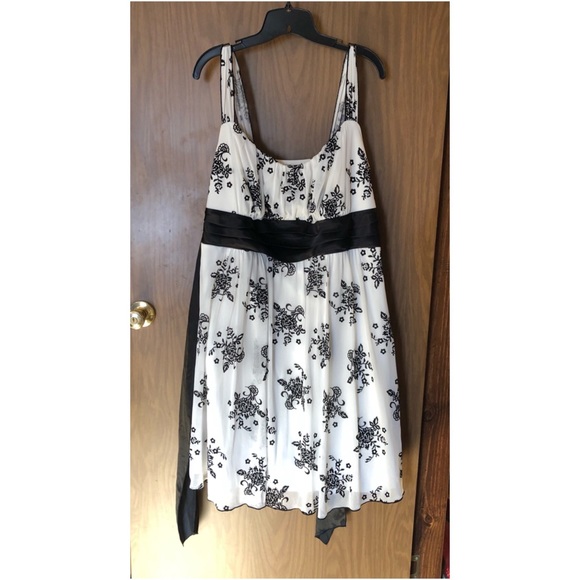White Cocktail Dress with Black Velvet Floral Pattern - Picture 1 of 10